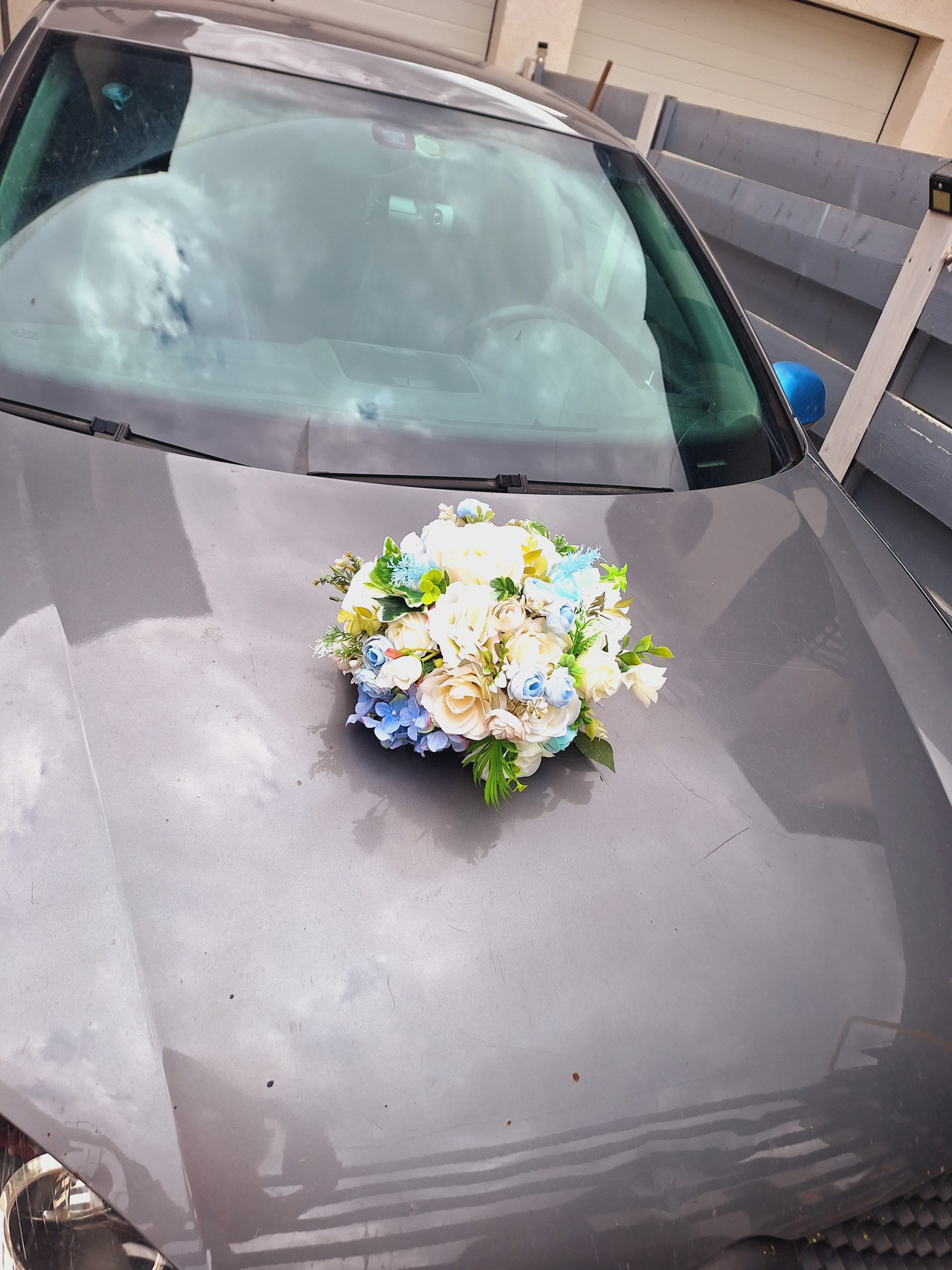 Aranjament floral mașină