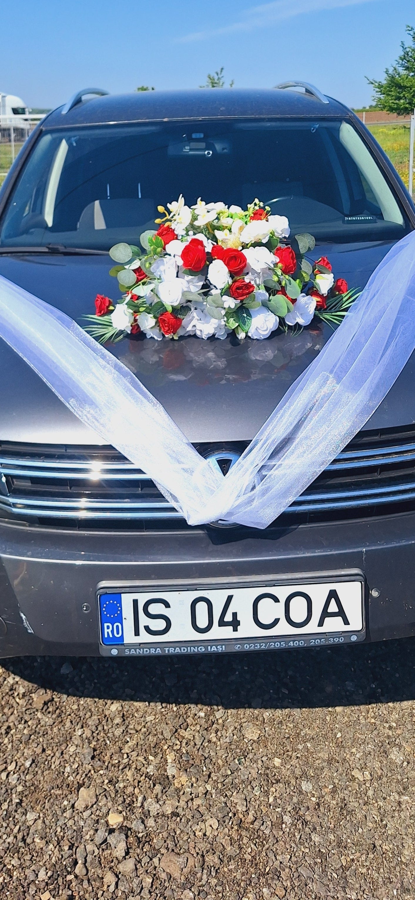 Aranjament floral mașină rosu /verde/roz