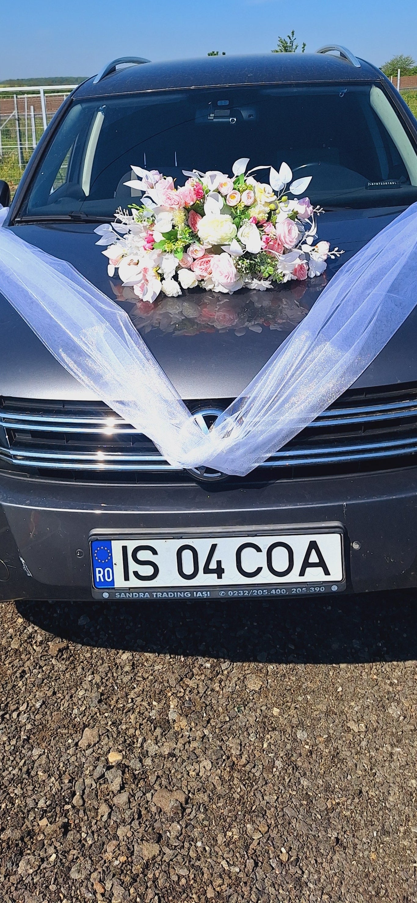 Aranjament floral mașină rosu /verde/roz