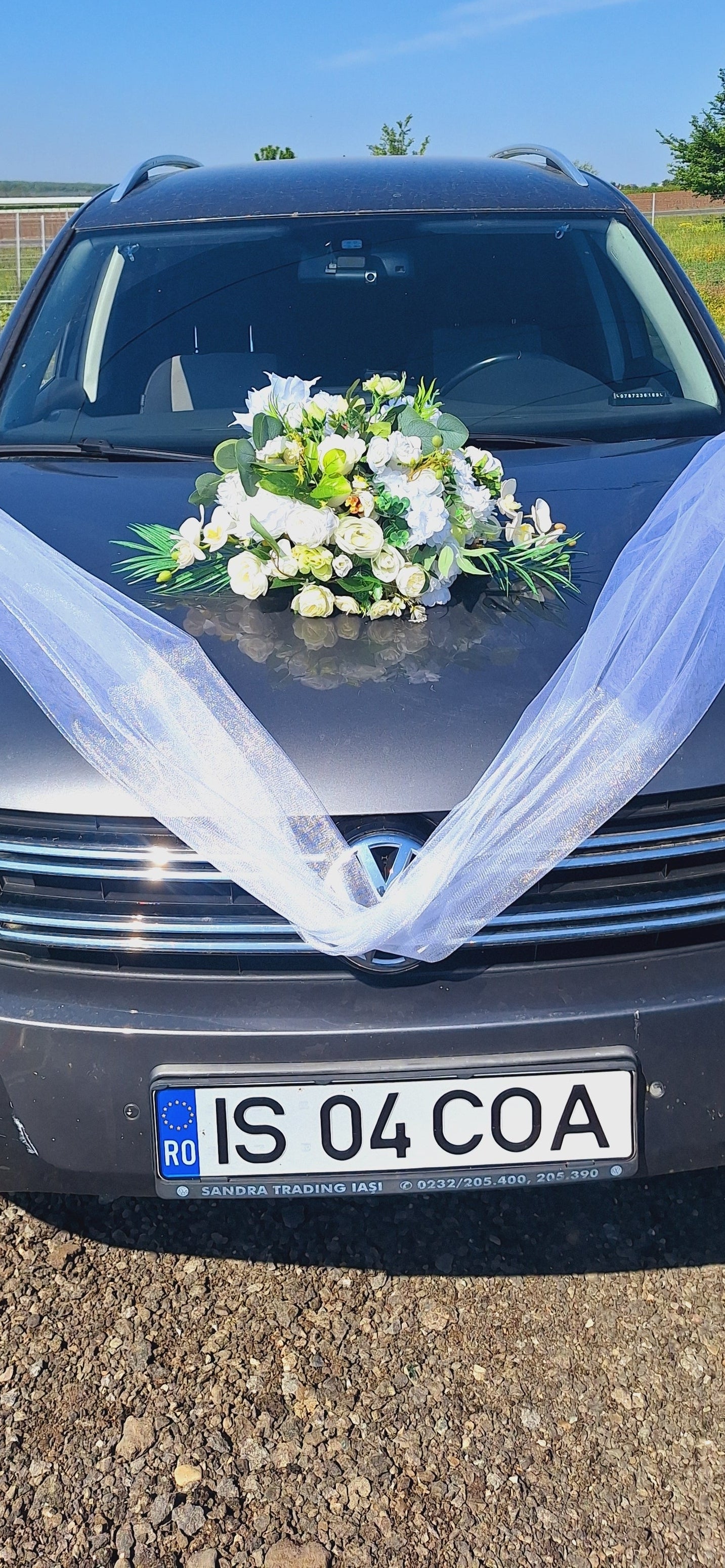 Aranjament floral mașină rosu /verde/roz