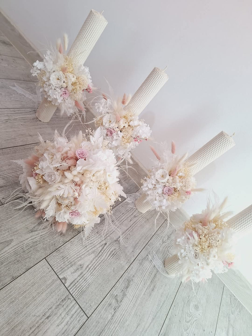 Lumânări si buchet alb rose