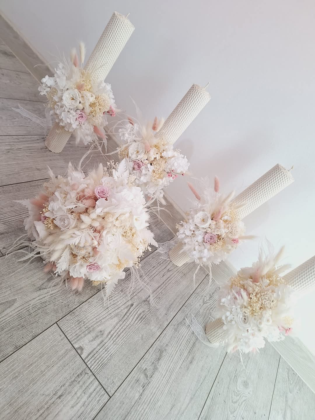 Lumânări si buchet alb rose