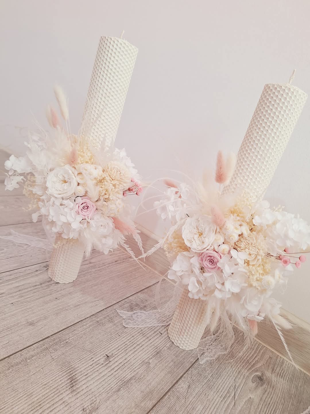 Lumânări si buchet alb rose