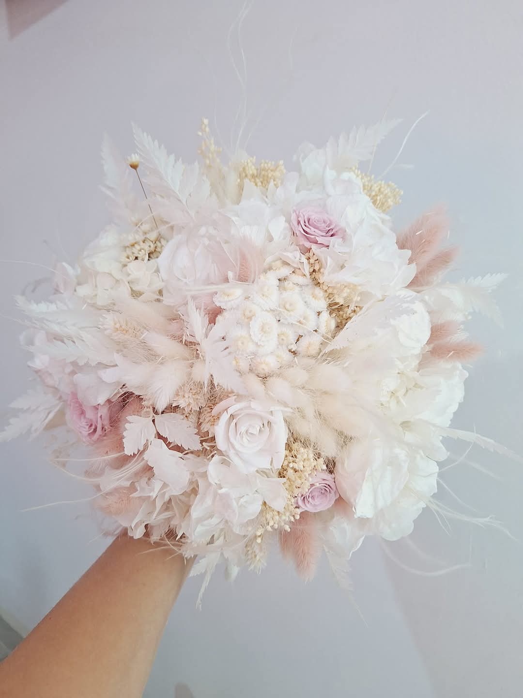 Lumânări si buchet alb rose