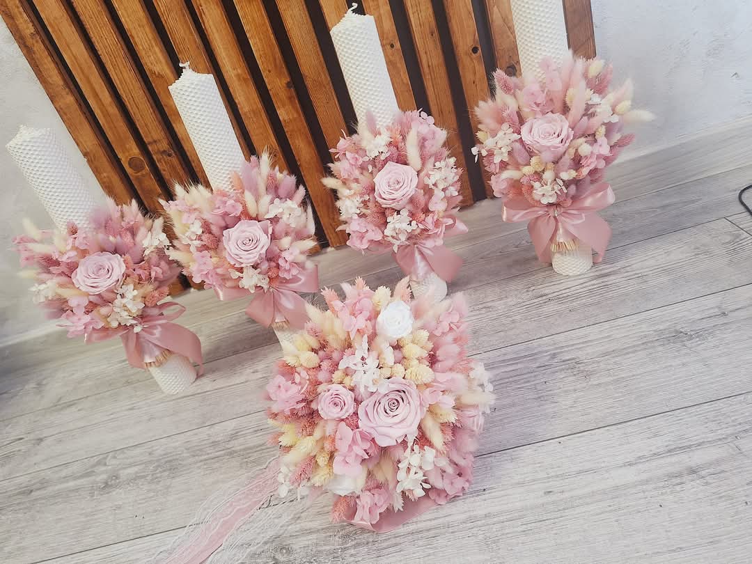 Lumânări si buchet roz