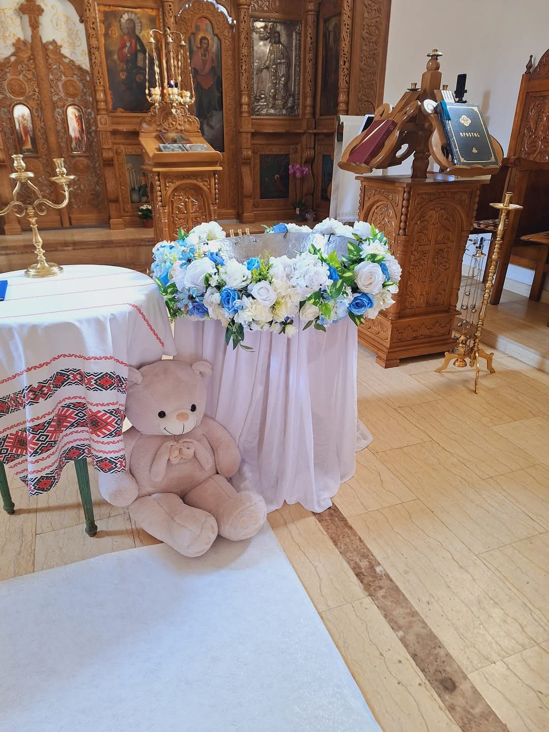 Decor cristelnita și stâlpi