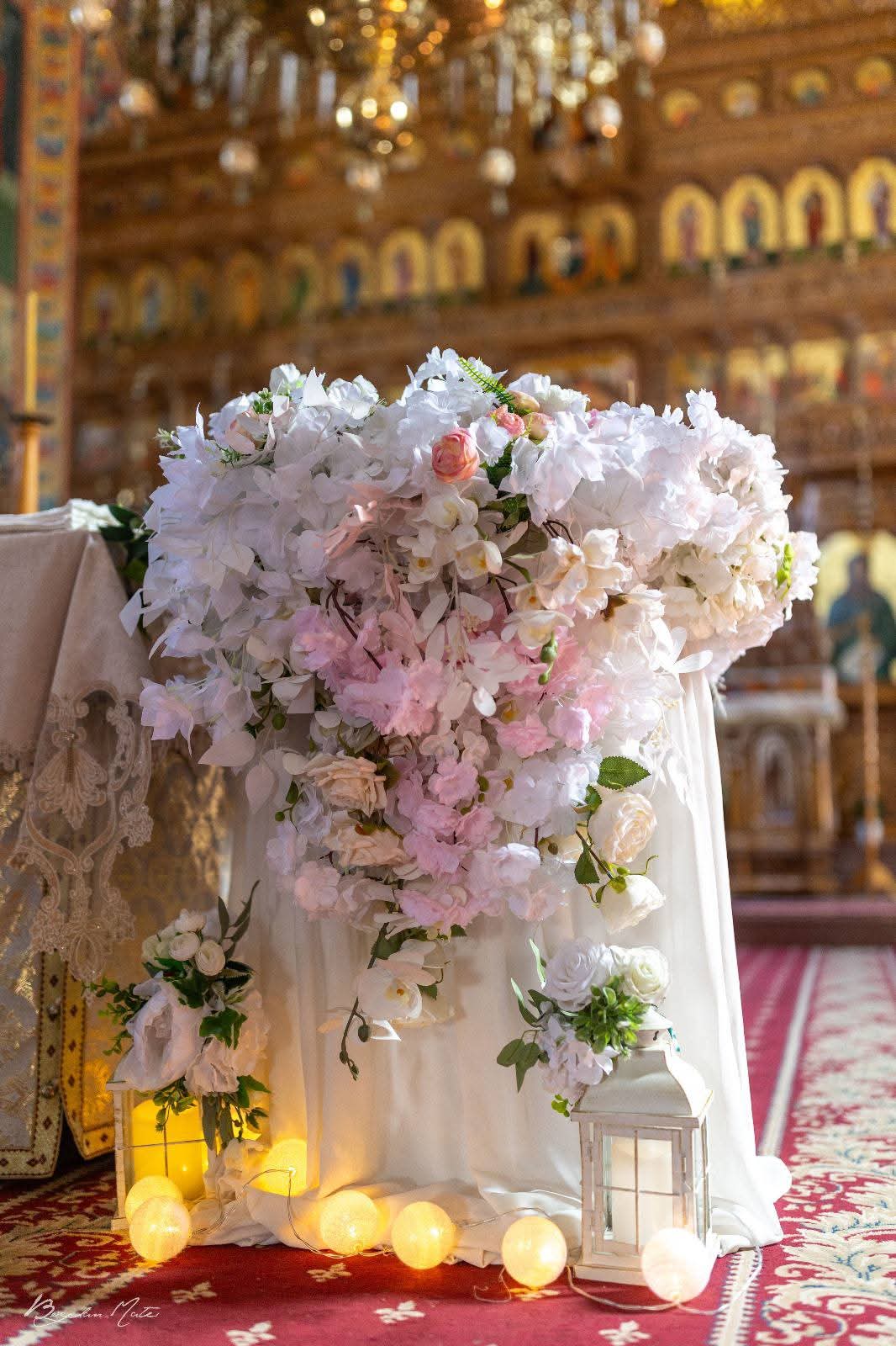 Decor cristelnita și stâlpi