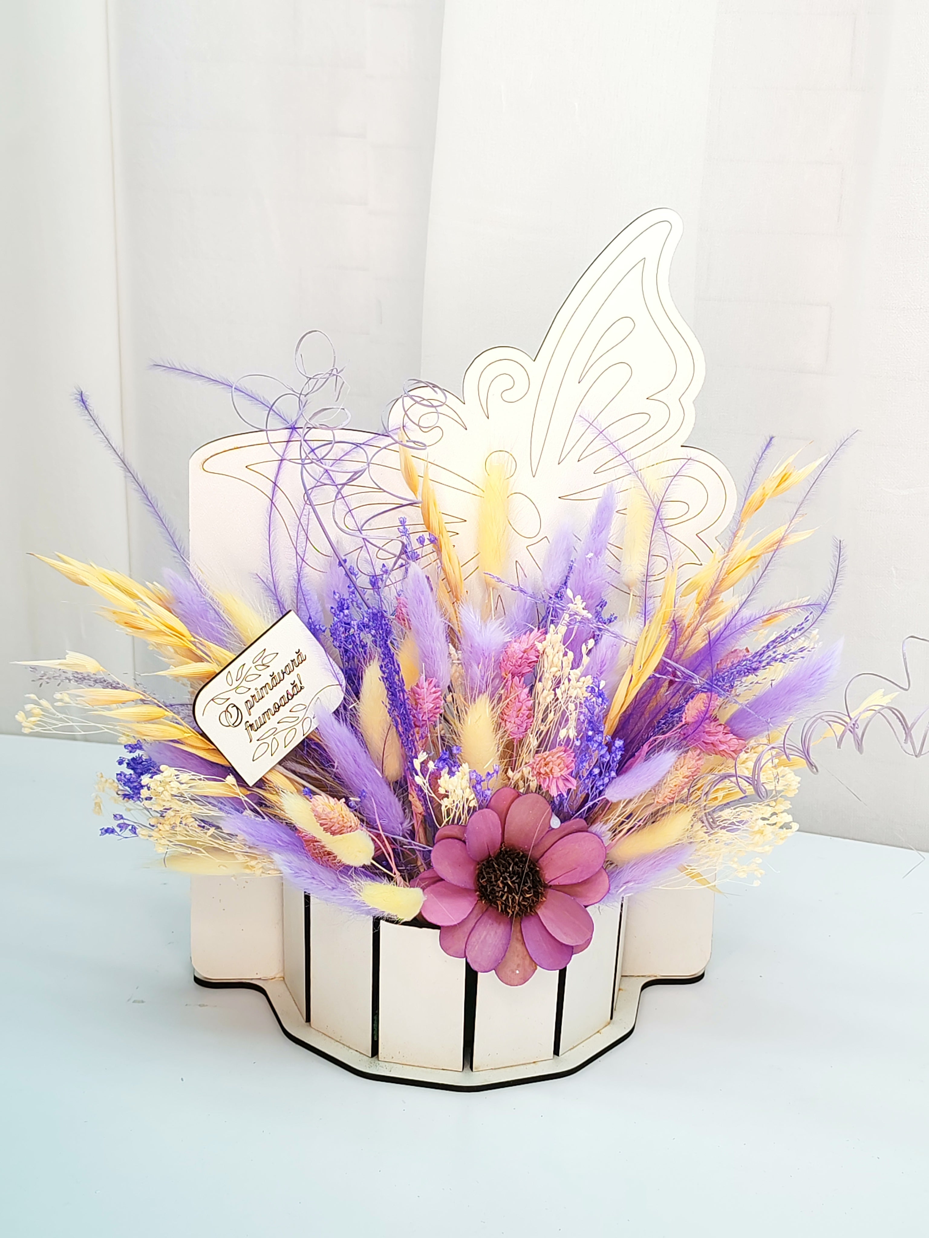 Aranjament floral mov